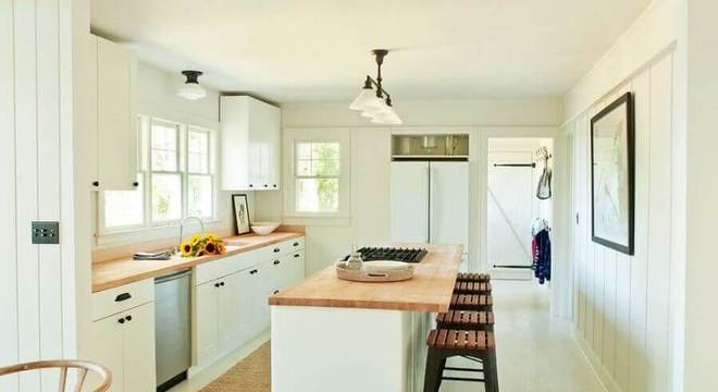 cozinha com ilha pequena e bancada de madeira 