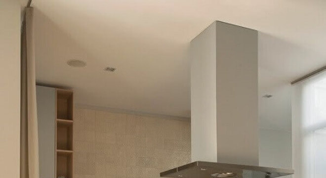 cozinha com ilha pequena e banquetas de madeira 