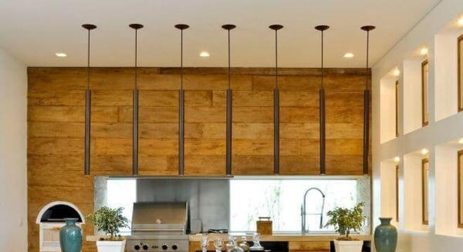 Cozinha com mesa de madeira e cadeiras