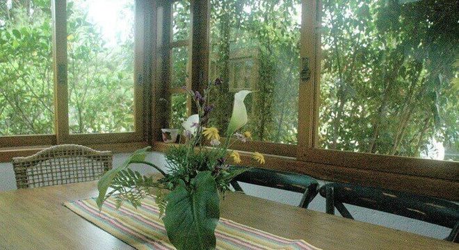 Cozinha com mesa retangular de madeira