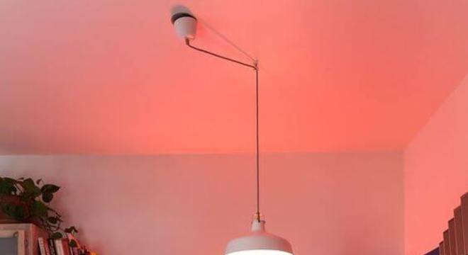 Cozinha com parede azul e lâmpada de led 