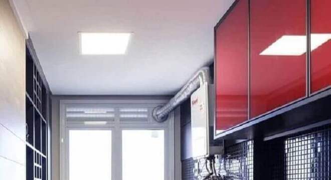 cozinha compacta preta decorada com armário aéreo vermelho Foto Pinterest