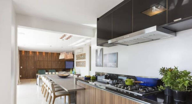 Cozinha de madeira ampla 