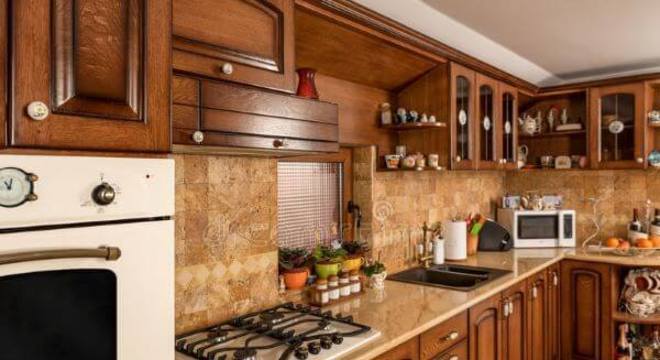 Cozinha de madeira com armários