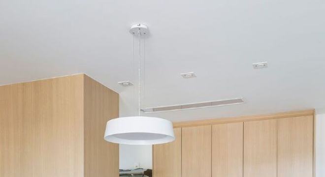 Cozinha de madeira com armários claros