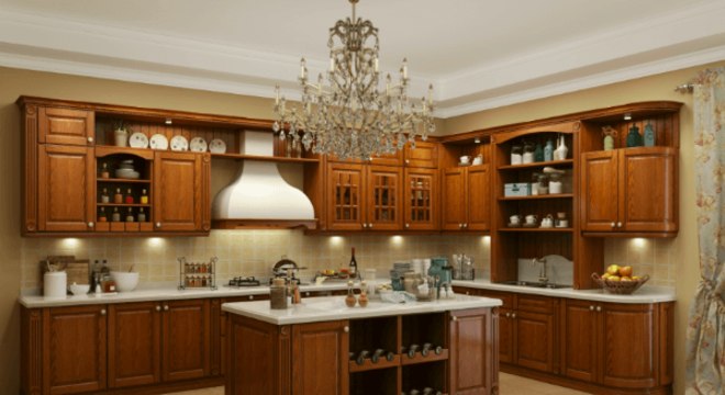 Cozinha de madeira com armários e lustre no centro