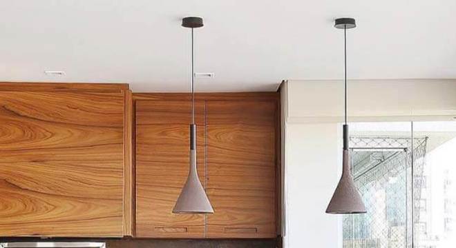 Cozinha de madeira com bancada