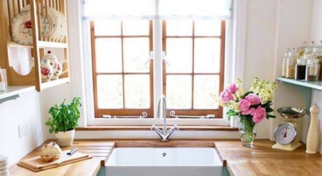 Cozinha de madeira com bancada e armários azuis