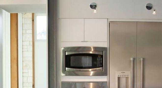 Cozinha de madeira com cadeiras preta