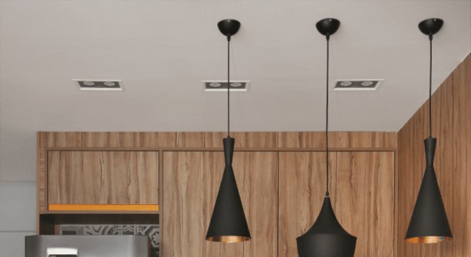 Cozinha de madeira com detalhes em amarelo e preto