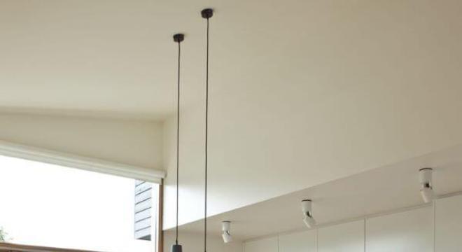 Cozinha de madeira com pendente