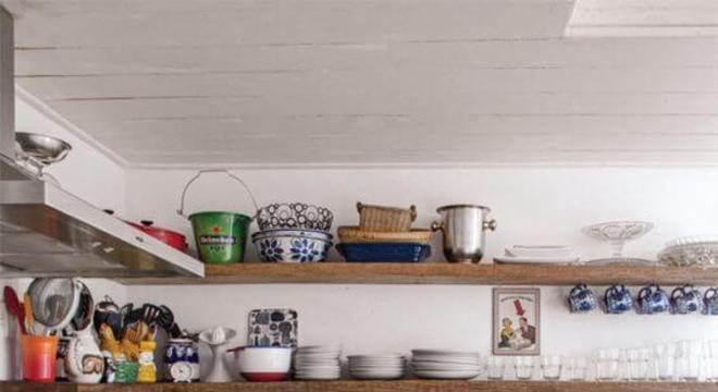 Cozinha de madeira com prateleira