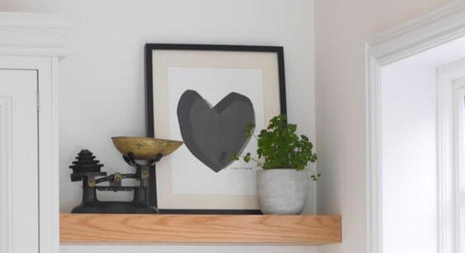 Cozinha de madeira com prateleira e bancada com armários brancos