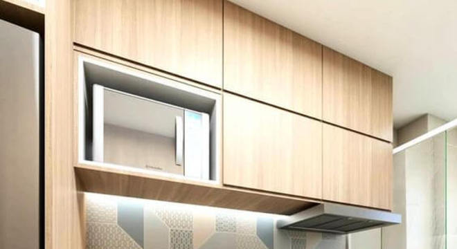 Cozinha de madeira com revestimento azul