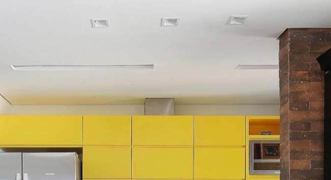 Cozinha de madeira com revestimento de tijolos