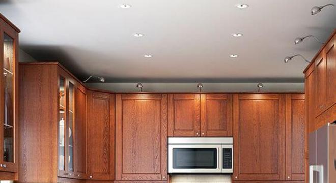 Cozinha de madeira nos armários