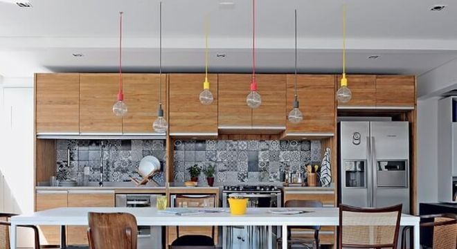 Cozinha de madeira planejada com lustres coloridos