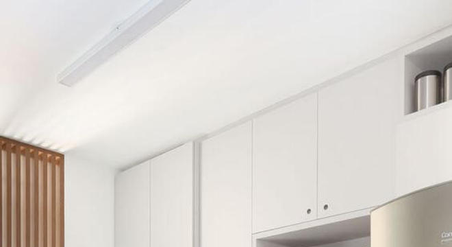 Cozinha de madeira planejada e pequena