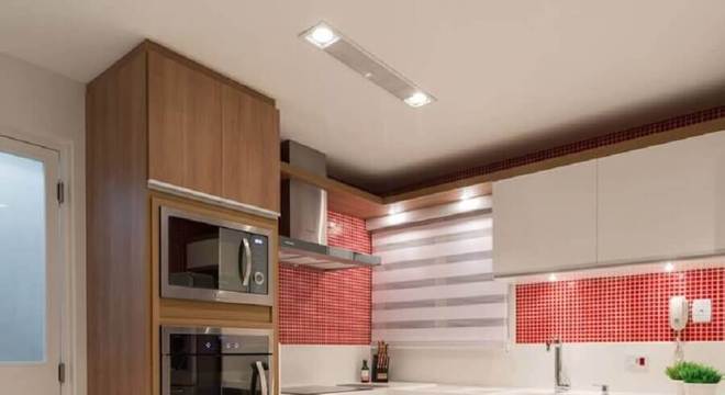 cozinha decorada com pastilhas de vidro vermelhas
