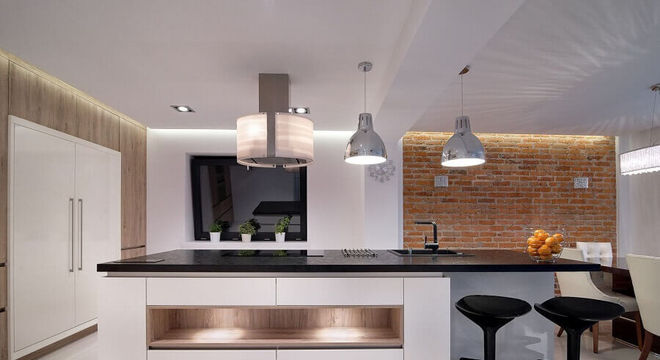 cozinha em conceito aberto moderna decorada com parede de tijolinho 