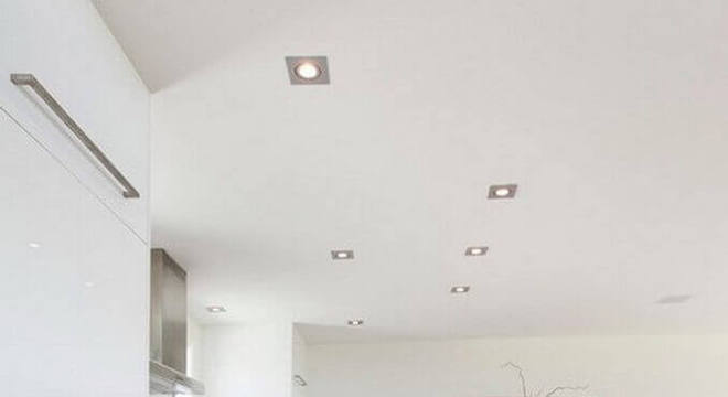 cozinha em conceito aberto toda branca com ilha 