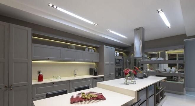 cozinha grande cinza e branca 