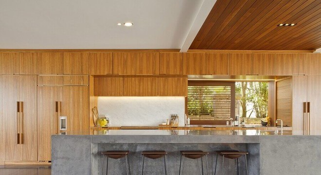 cozinha grande com bancada de cimento queimado