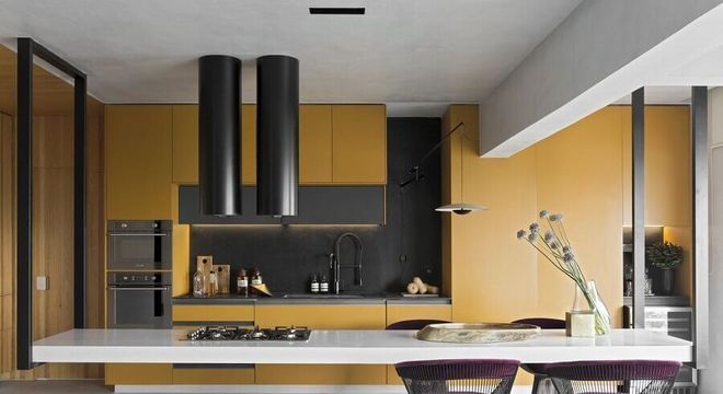 cozinha grande moderna com armários amarelos e acabamento em cimento queimado 