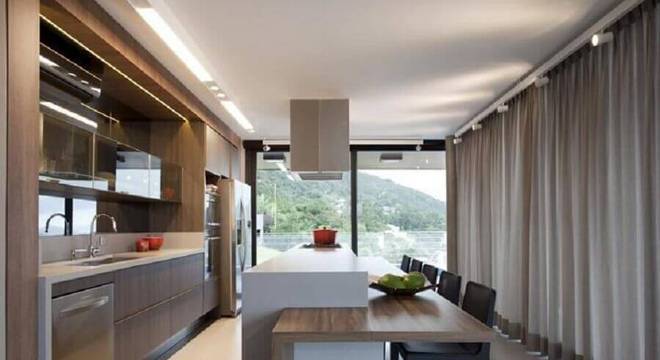 cozinha grande planejada com ilha com bancada de madeira 