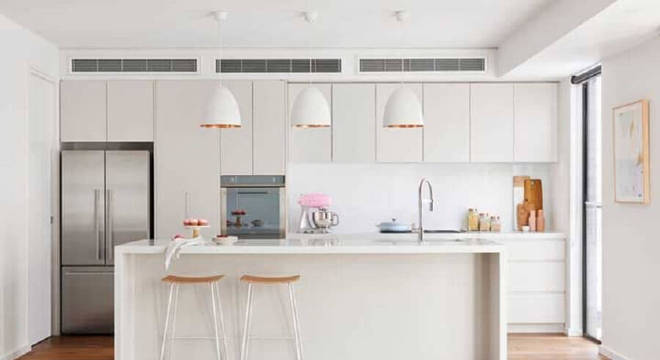 cozinha grande planejada toda branca 