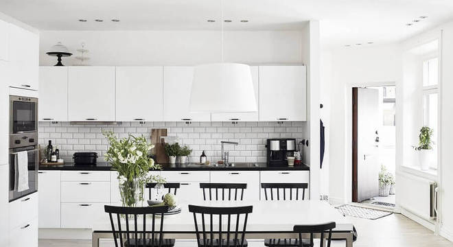 cozinha grande toda branca 