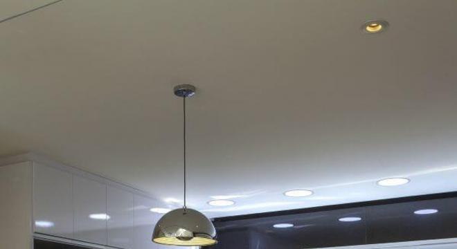 Cozinha iluminada com grandes janelas max-air 