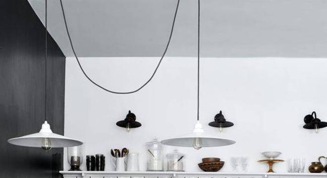 Cozinha industrial com bancada de madeira