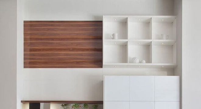 cozinha moderna toda planejada na cor branca com detalhes em madeira 