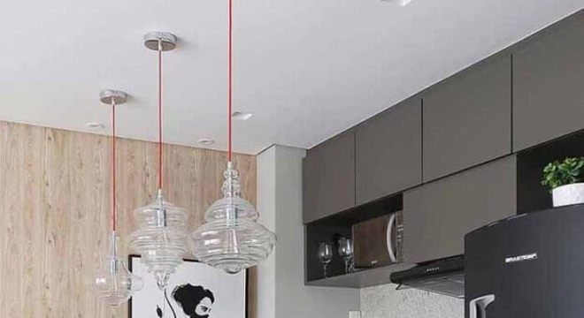 cozinha pequena moderna decorada com quadro preto e branco 