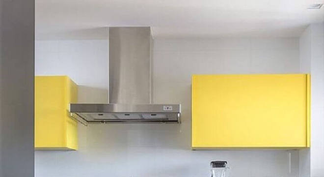 cozinha planejada amarela e cinza 