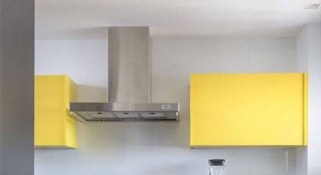 cozinha planejada amarela e cinza 