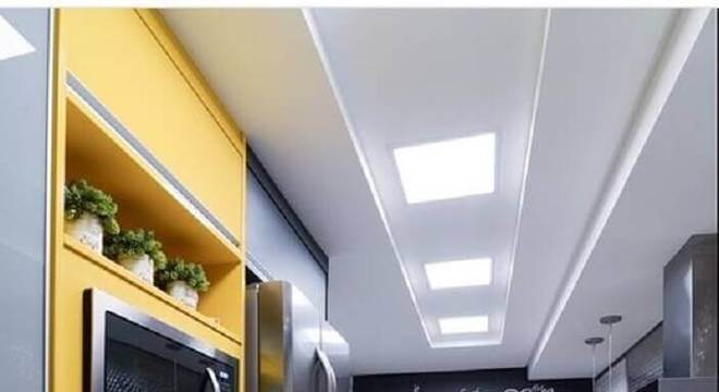 cozinha planejada amarela e cinza com parede lousa