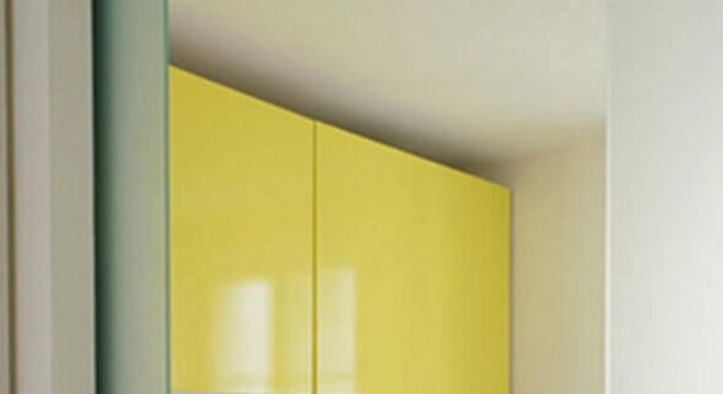 cozinha planejada amarela pequena