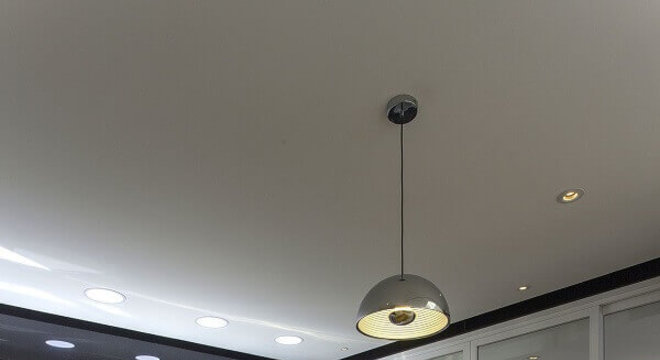 cozinha planejada com ilha com cooktop e mesa de madeira 