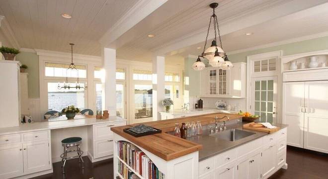 cozinha planejada com ilha com prateleiras e bancada de madeira