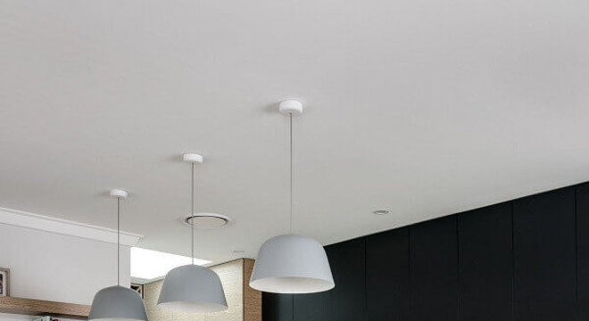 cozinha planejada com ilha de cimento queimado 