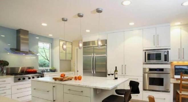 cozinha planejada com ilha e acabamento em inox 