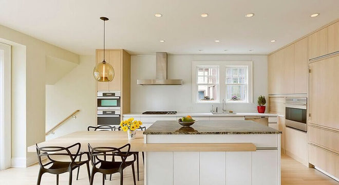 cozinha planejada com ilha e acabamento em madeira