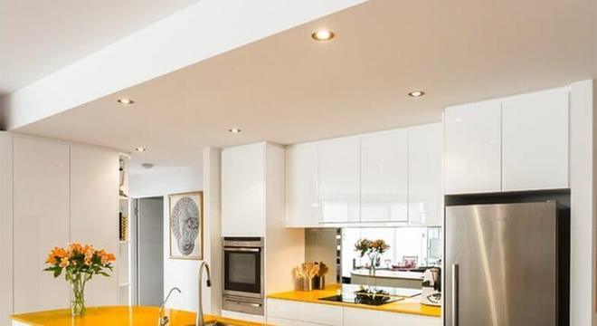 cozinha planejada grande toda branca com bancada amarela