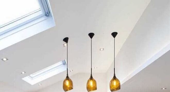 cozinha planejada grande toda branca com bancada de madeira