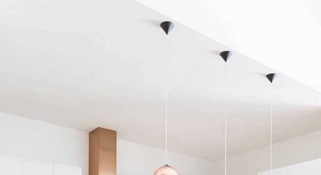 cozinha planejada grande toda branca com detalhes em rose gold