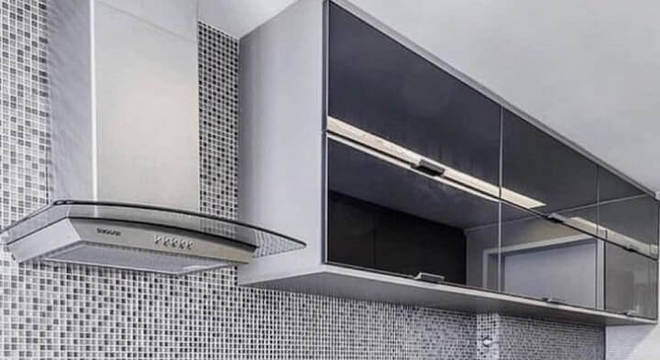 cozinha planejada moderna com pastilhas de vidro Foto MFSanches Interiores