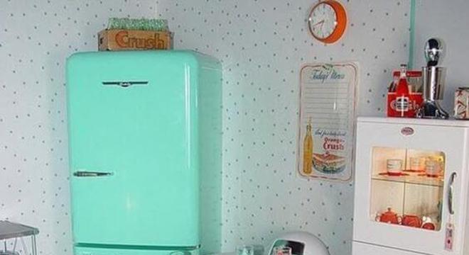 Cozinha preta e branca com geladeira retrô tiffany