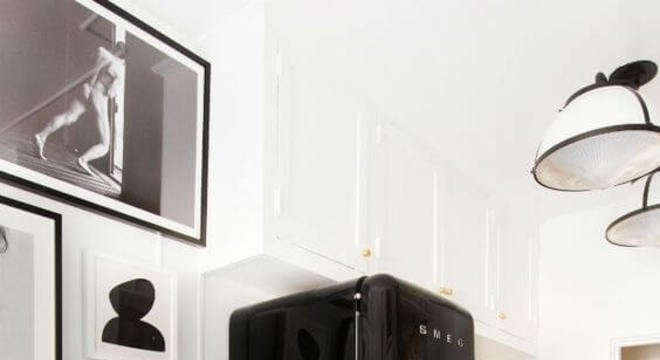 Cozinha preto e branco com geladeira retrô preto